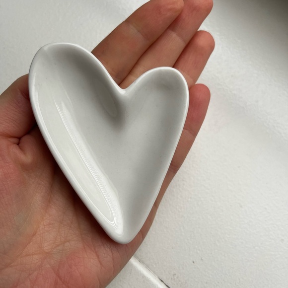 Heart-Shaped White Dish - Picture 2 of 3